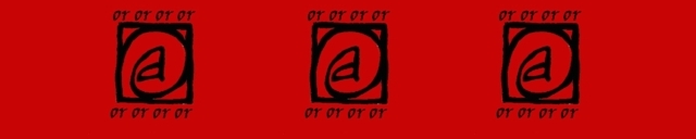 Cornice rettangolare di colore rosso composta dalla sequenza di tre quadrati identici, di colore nero. All’interno il simbolo della chiocciola disegnato da destra verso sinistra e da sinistra verso destra. Lungo il perimetro dei quadrati, la ripetizione della scritta 'Or'.